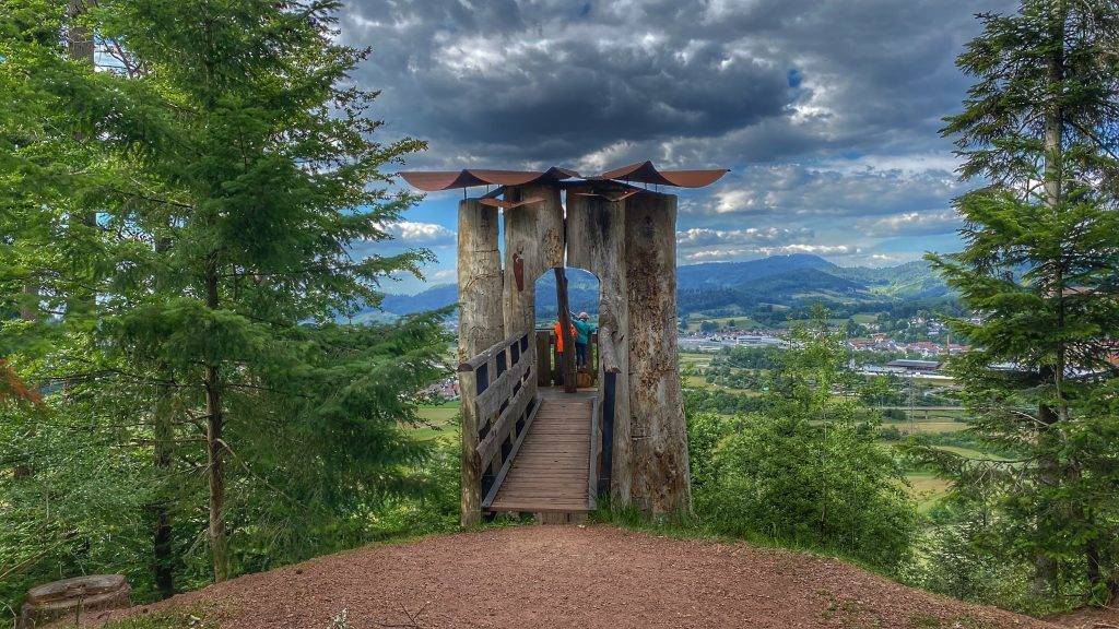Grandiose Aussicht von einem Portal hinunter nach Gengenbach