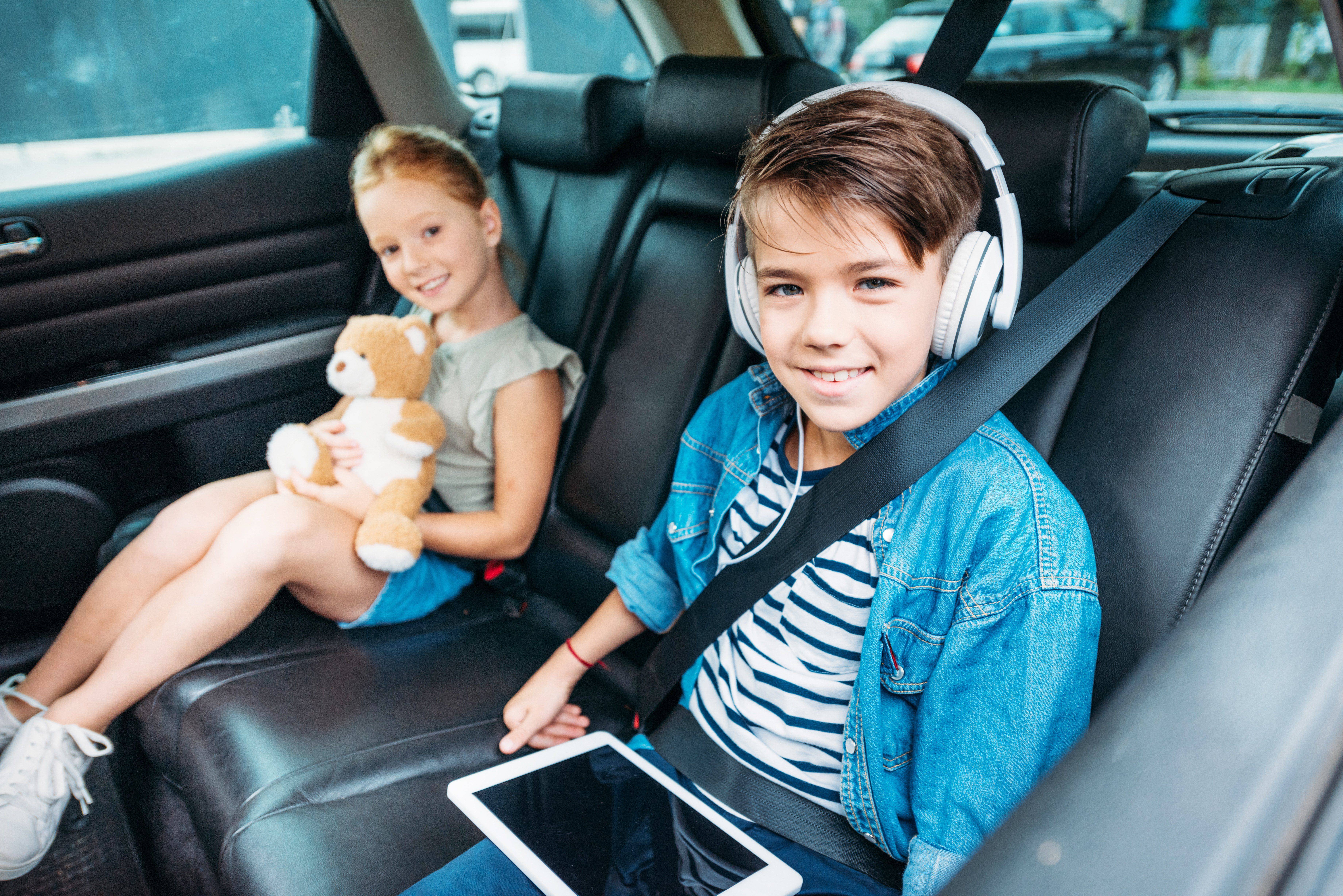 lange Autofahrten mit Kinder - Tipps für eine stressfreie Fahrt 
