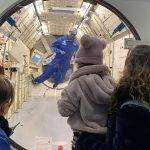 Weltraumausstellung Kinder Schwerelosigkeit