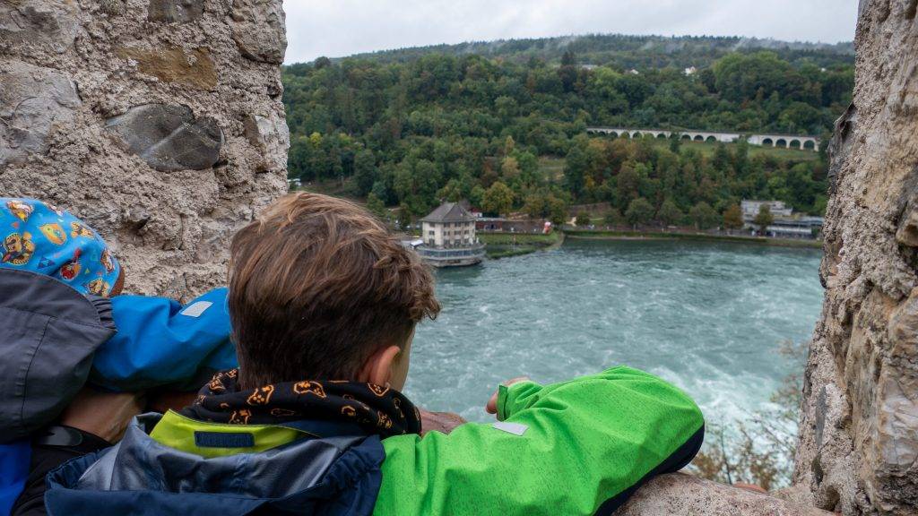 Aussicht hoch oben vom Schloss Laufen auf den Rheinfall