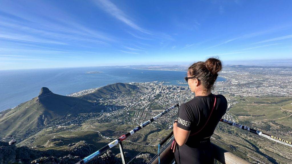 360° Aussicht auf die Innenstadt von Kapstadt von der Bergstation des Tafelbergs aus