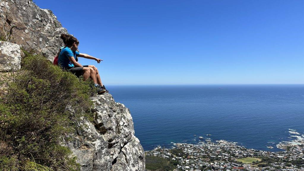 Aussichtspunkt am Felsen mit Blick auf Camps Bay in Kapstadt
