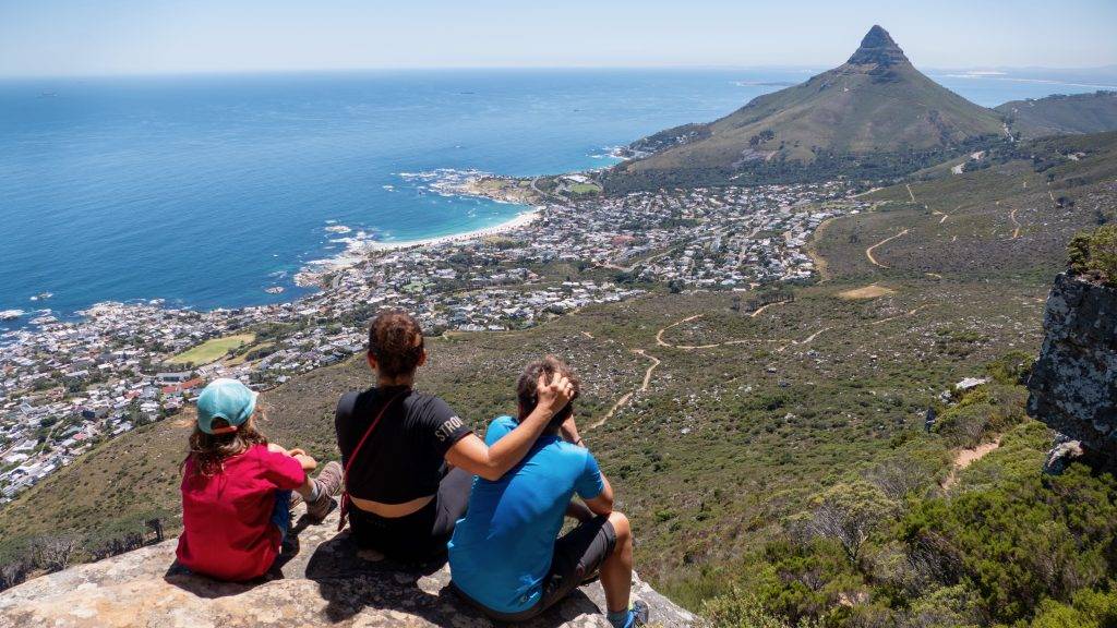 Ausblick auf den Lionshead während dem Wandern hinauf auf den Tafelberg in Kapstadt