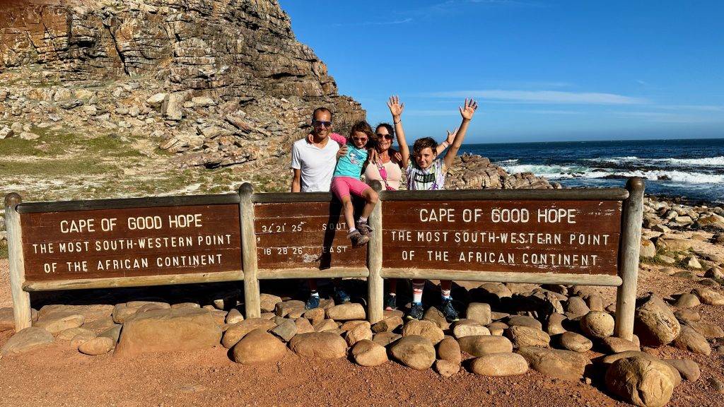 Erinnerungsfoto am Kap der guten Hoffnung mit der Schild des südwestlichen Punkts von Afrika