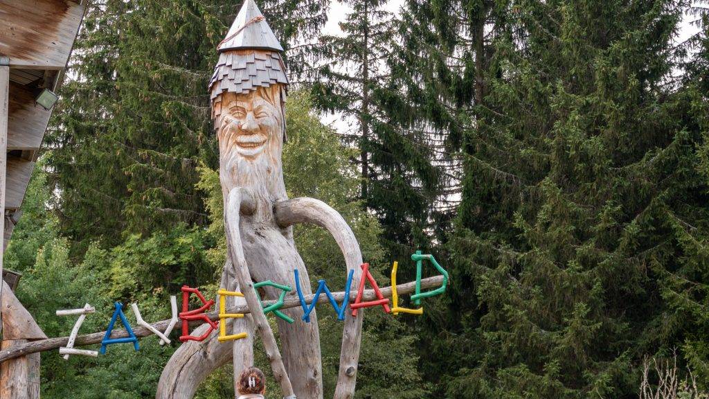 riesige Zauberwald Holzfigur am Eingang zum Zauberwaldpfad in Bernau