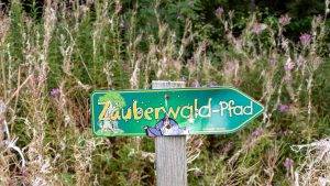 Zauberwald Pfad Wegweiser im Hochschwarzwald